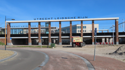 848808 Gezicht op de entree van NS-station Utrecht Leidsche Rijn te Utrecht, vanaf de Kopenhagenstraat.